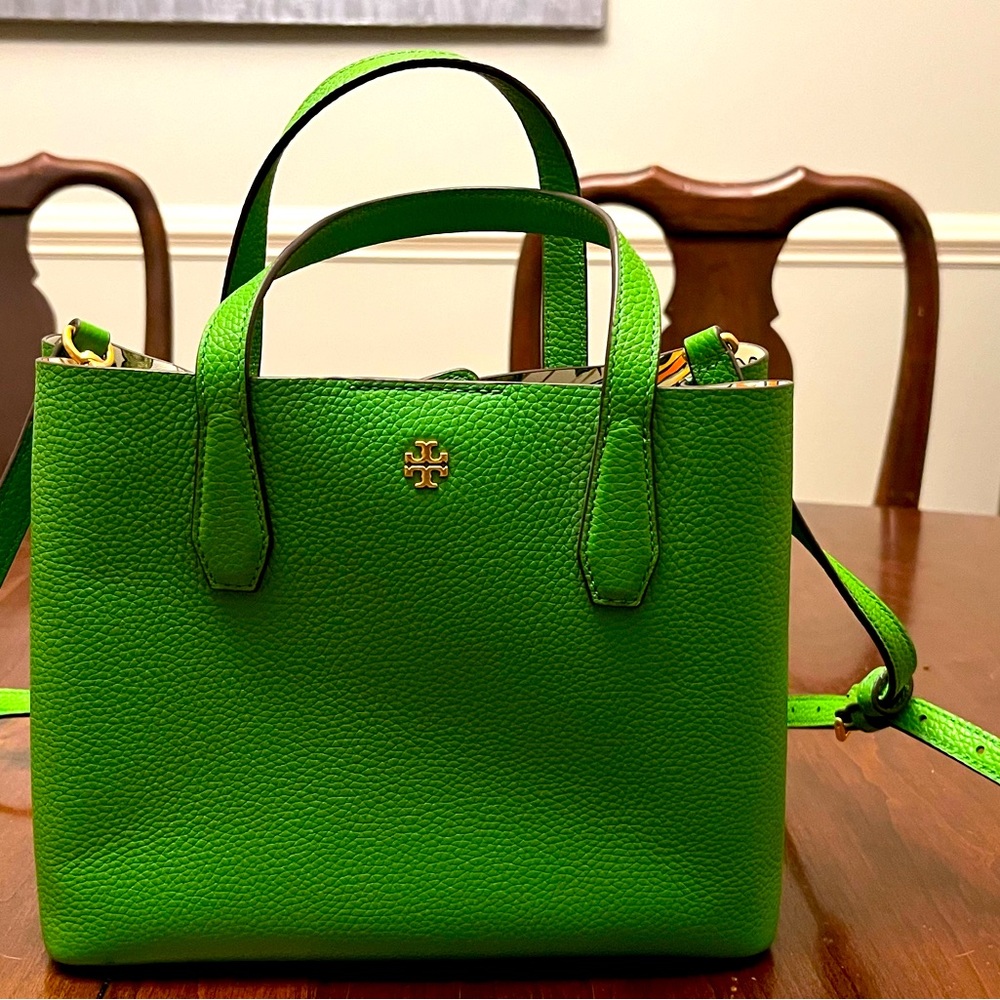 Kelly Green Tory Burch purse, never worn, perfect condition